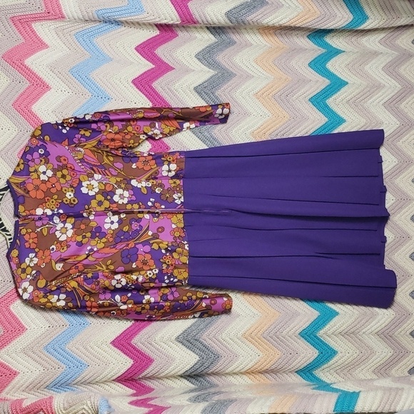 Vintage purple floral and peacocks pleated long sleeve dress - Picture 5 of 11